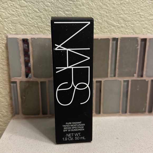 NARS pure radiant tinted moisturizer - Picture 1 of 2